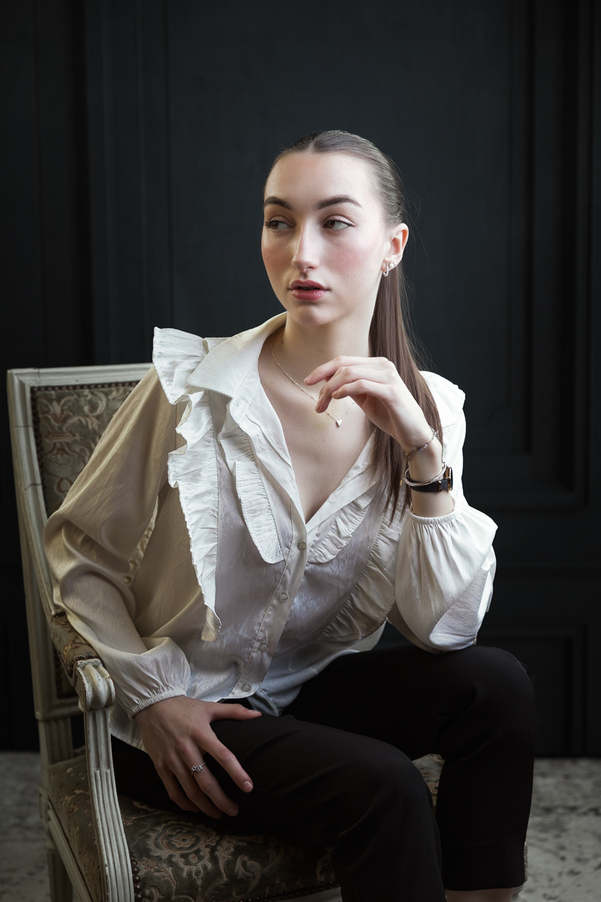 Model in a chiaroscuro portrait at Benoît Bruchez’s studio